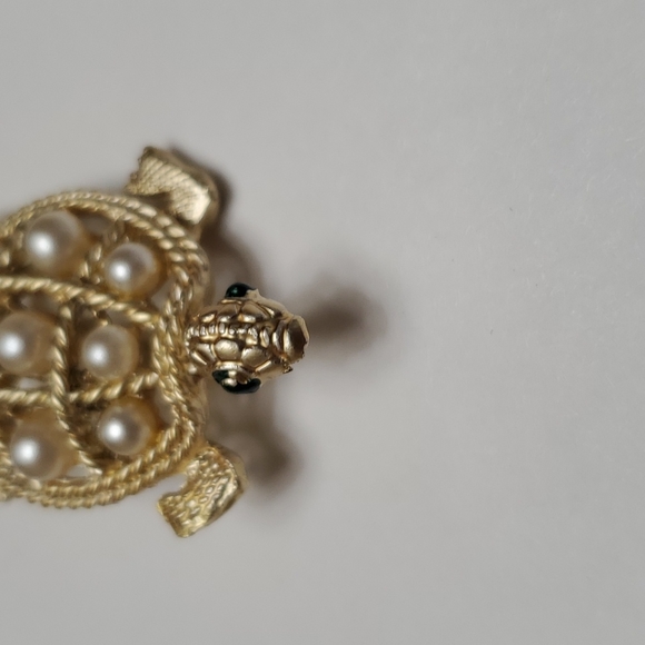 Golden and Pearl Turtle Brooch - Picture 4 of 6